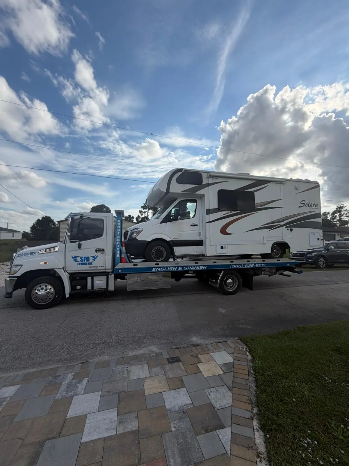 SFB Towing flatbed transporting a Class C motorhome / RV
